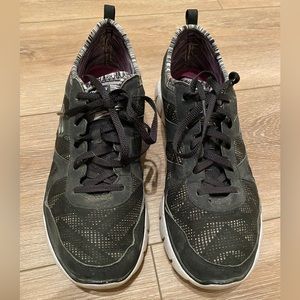 🌼 5 for $15 🌼 Skechers black runners (Sz 8)